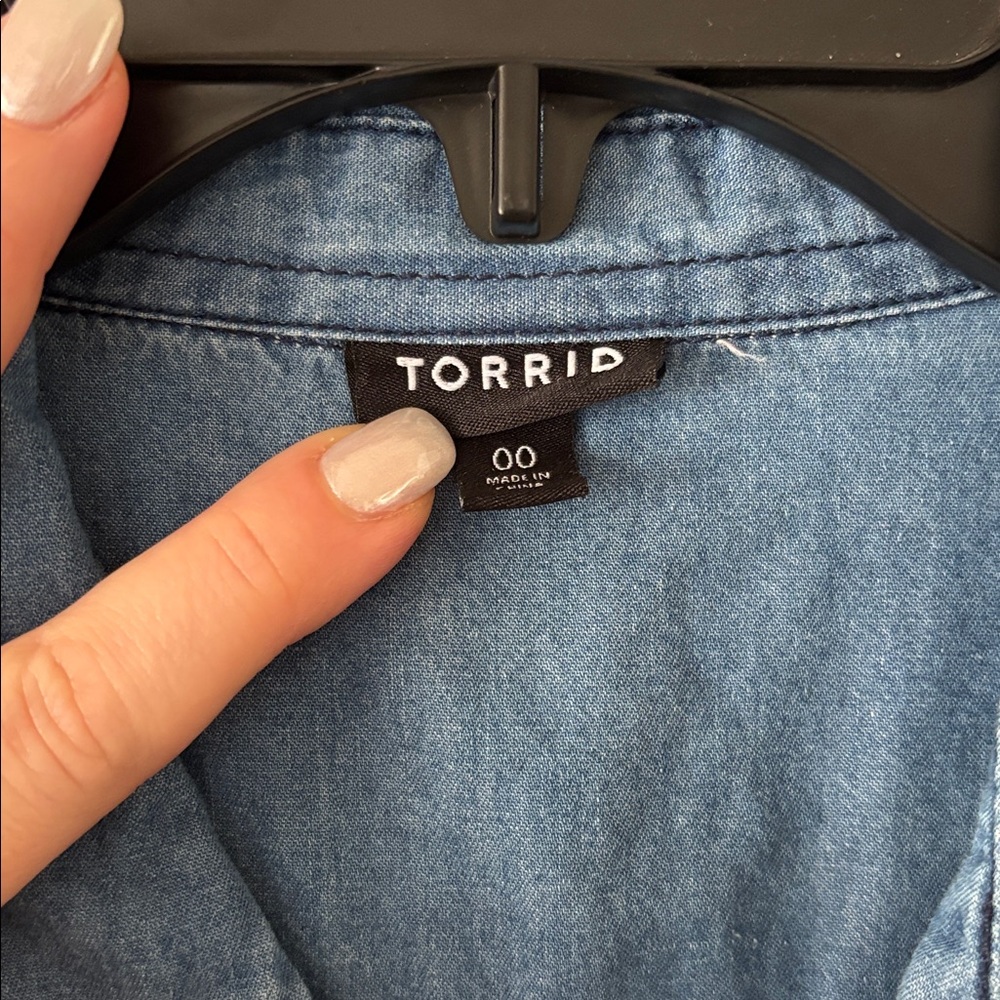 Torrid Taylor long sleeve denim button down chambray shirt - Picture 2 of 5